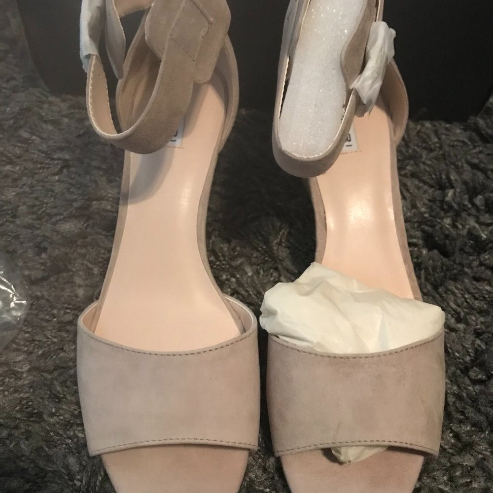 Tahari Pacen Wedge Sandal 8.5
